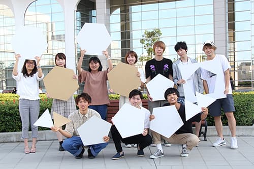 ダンボールを使った「こどもの居場所」の展示