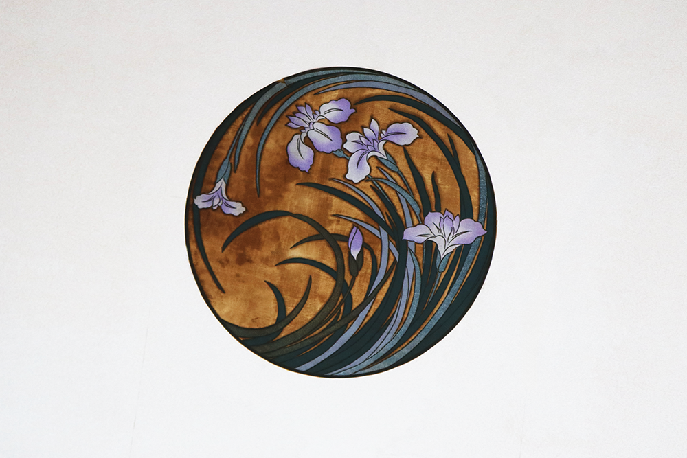 天井に描かれているカキツバタの花の絵
