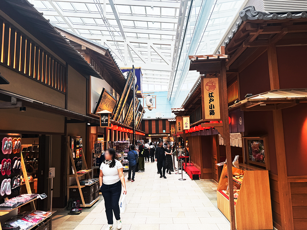 江戸時代の街並みや木造建築の軒先を再現した、4階「江戸小路」の風景。