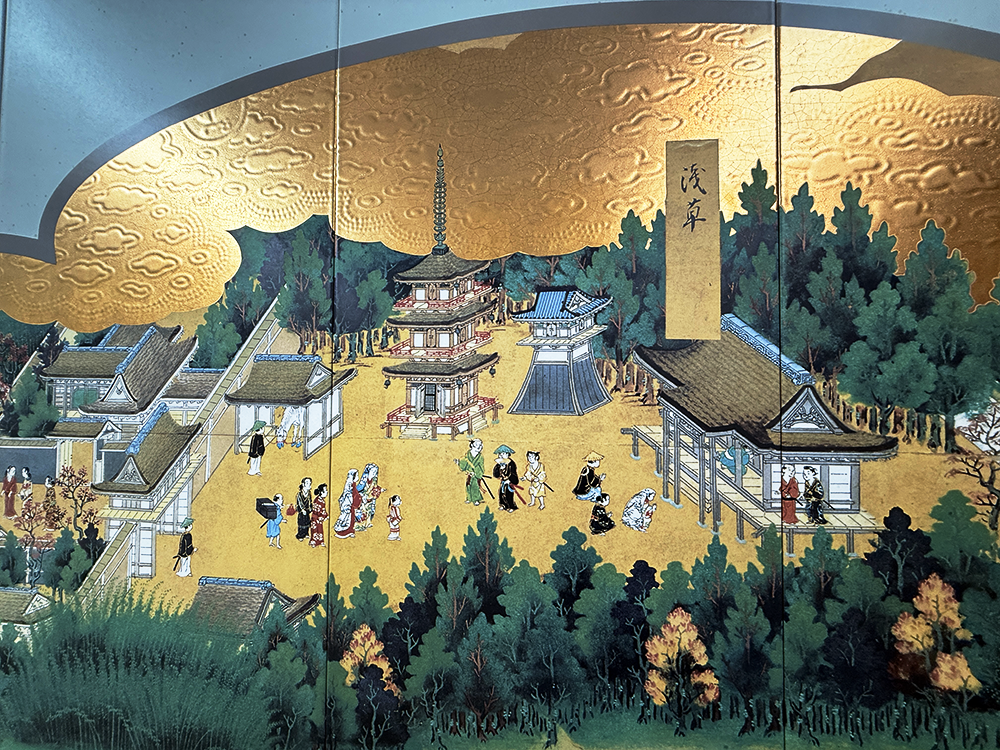 江戸の町のにぎわいを金色と色彩豊かな陶板壁画で表現した、日本橋の壁面アート装飾。