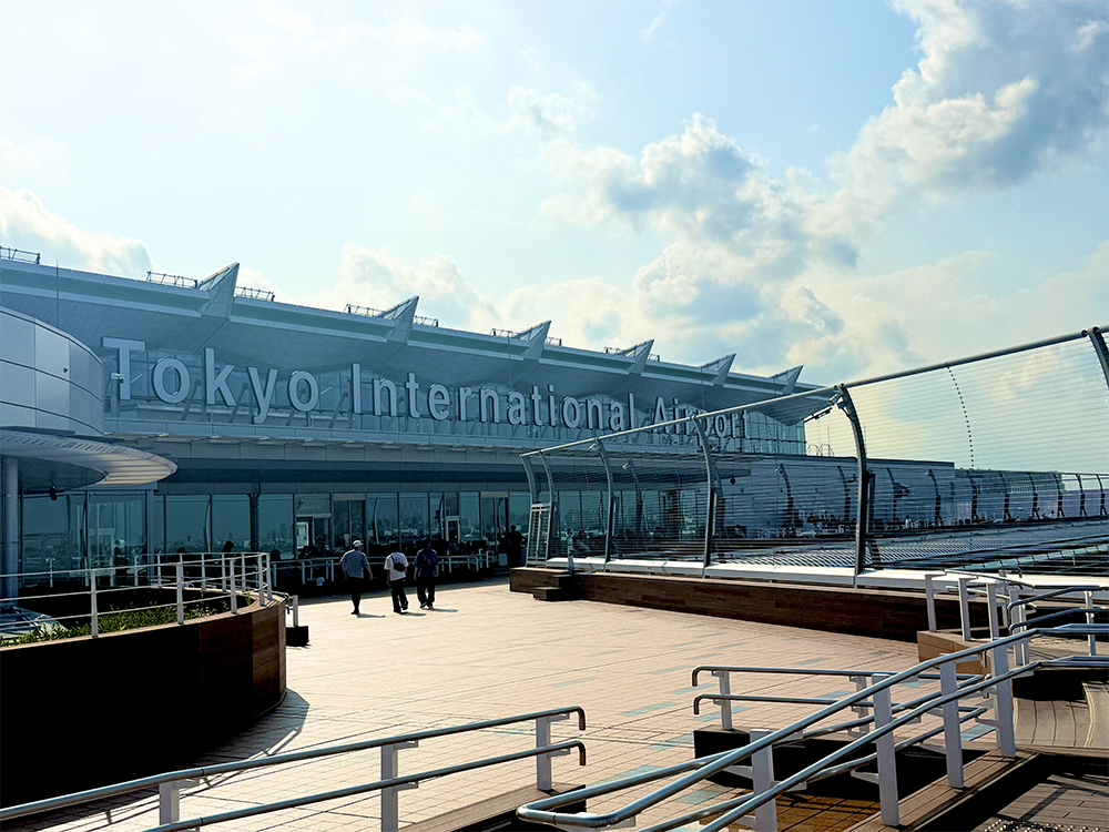 青空の下に広がる、開放的なウッドデッキ仕様の5階展望デッキエリア。