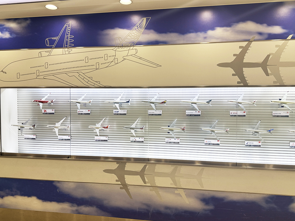壁面にずらりと展示された、様々な航空会社の旅客機ミニチュア模型のコレクション。