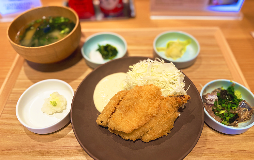 大きなアジフライ2枚に、ご飯、味噌汁、タルタルソース、大根おろし、胡麻鯵がセットになった定食。