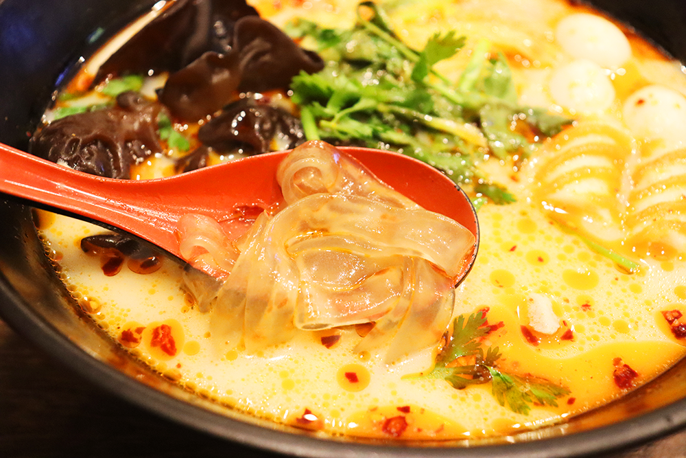 白湯スープの麻辣湯の春雨のアップ