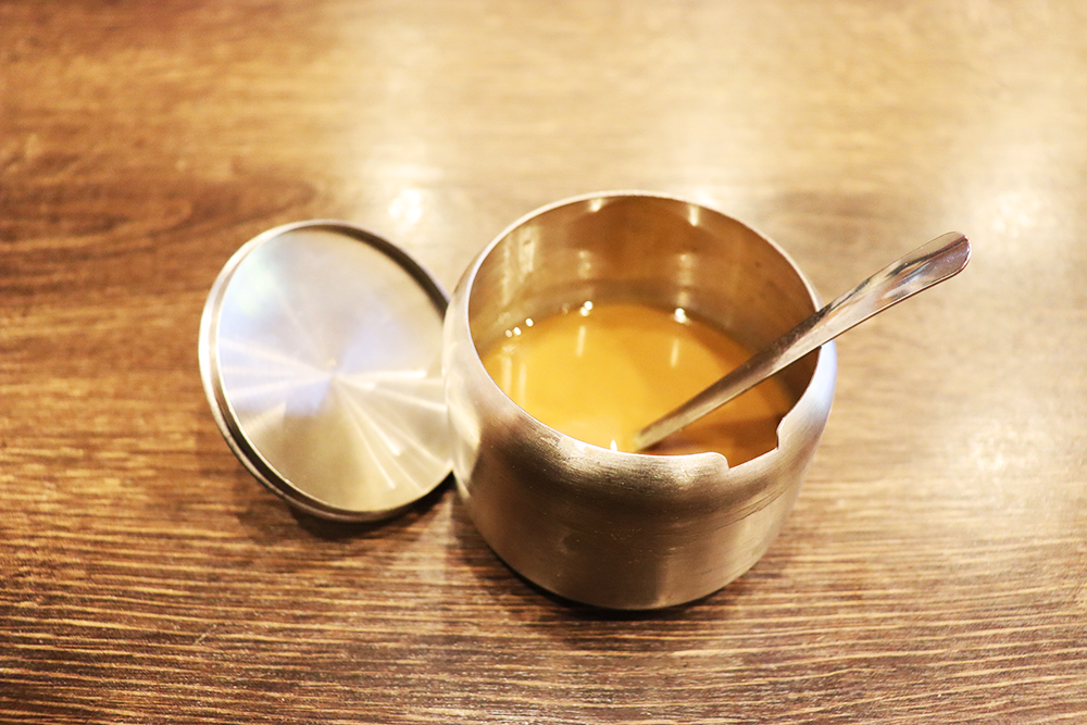 ごまだれの入っている調味料入れ