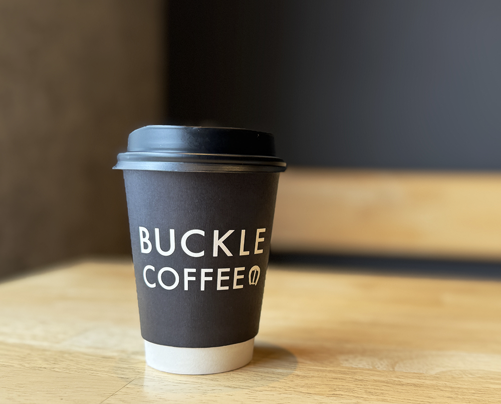 バックルコーヒーのロゴ入りテイクアウト用コーヒーカップ） 