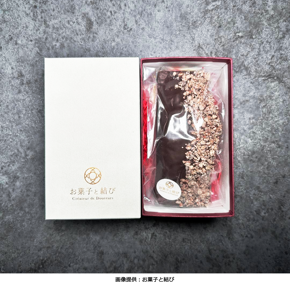 上品なギフトボックスに収められた「お菓子と結び」のケーク・ショコラのホール。手土産や贈り物に最適な化粧箱入りの状態