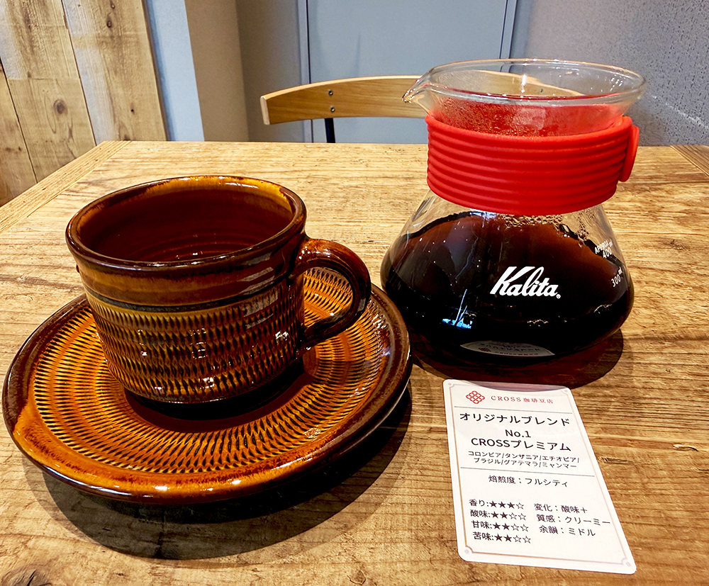 クロス珈琲館のオリジナルブレンドコーヒーであるNo.1 CROSSプレミアムと専用の味特徴カード