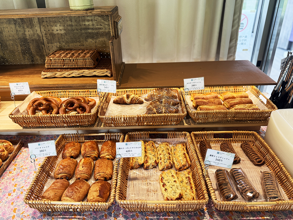 レストランふはくの店内に並ぶ、プレッツェルやクロワッサン、カスタードデニッシュなどの豊富なパン