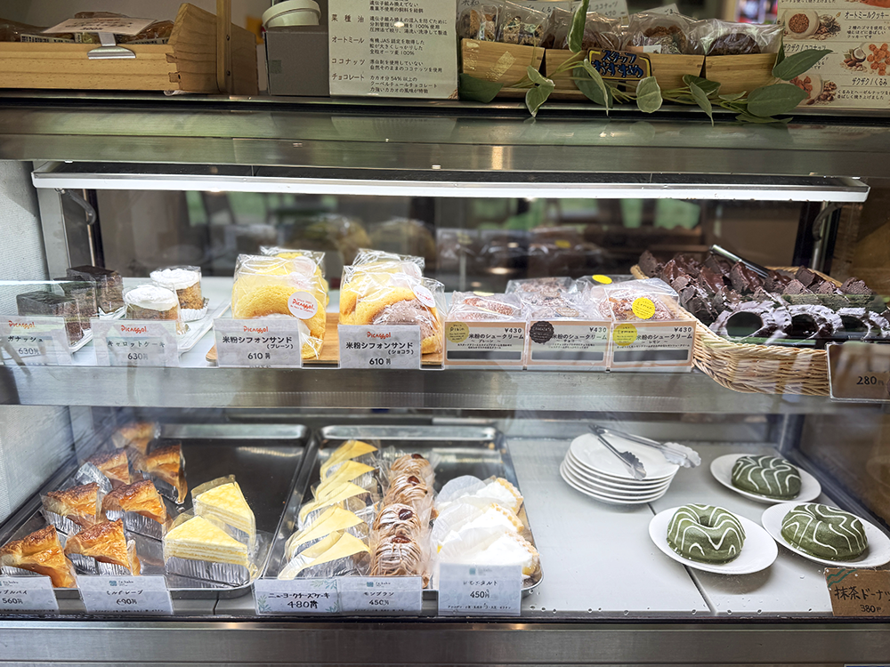 レストランふはくのショーケースに美しく並ぶ、米粉シフォンサンドやケーキ、抹茶ドーナツなどのスイーツ