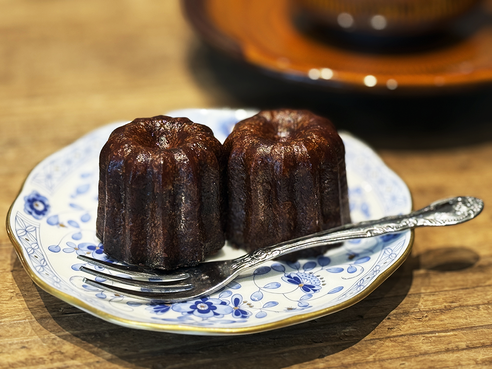 おしゃれな洋皿に盛り付けられたクロス珈琲館で人気の焼き菓子カヌレ