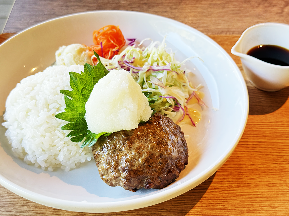 大根おろしと大葉が乗ったジューシーな特製手ごねハンバーグプレートと和風ソース