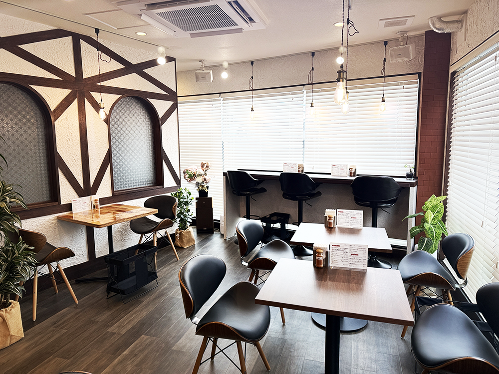 ペンダントライトがおしゃれに灯るヤードカレーアンドコーヒーの落ち着いた雰囲気の店内
