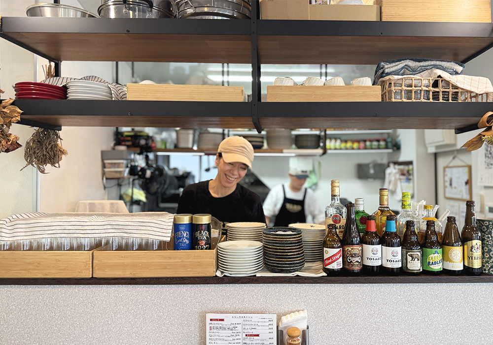 ヤードカレーアンドコーヒーの厨房で調理や接客を行う笑顔の小林弥矢さん