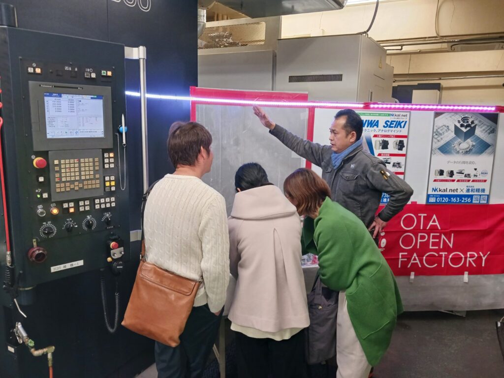 おおたオープンファクトリーでアルミ加工工場であるニッカル商工を見学する参加者たち